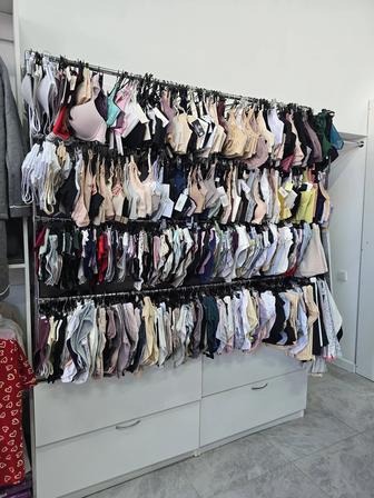 Торговый витринный шкаф вешалка