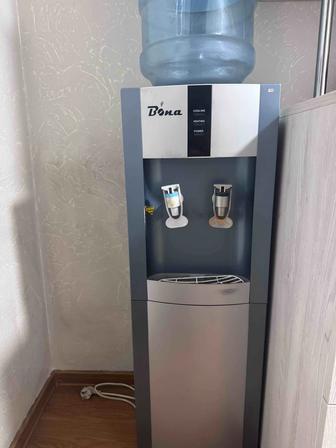 Кулер для воды и две бутыли