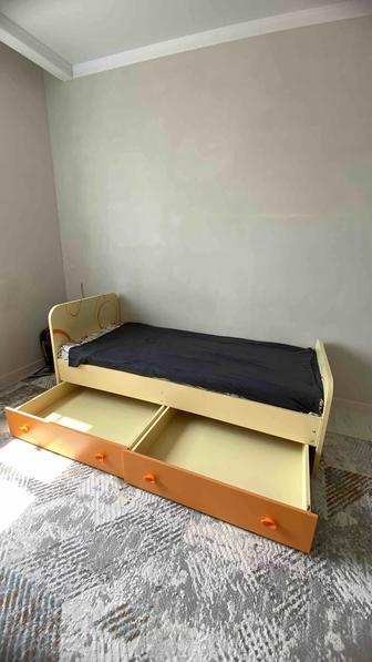 Детский гарнитур, кровать и стол