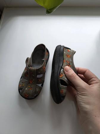 Продам детские сандалии