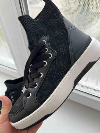 Популярные кеды от GUESS