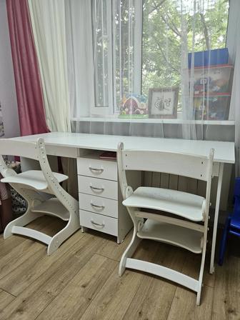 Продам стол с растущими стульями