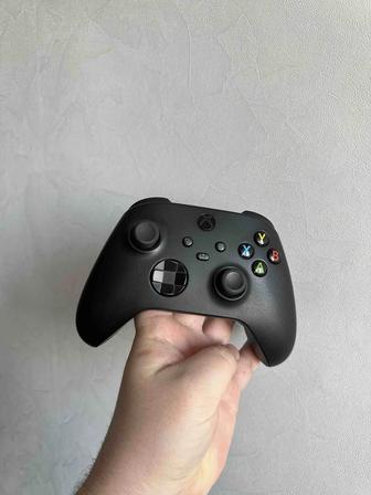 Продам оригинальный геймпад для xbox series с аккумулятором