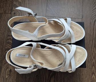 Женские сандалии