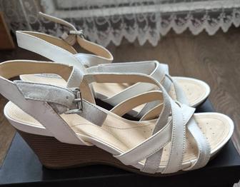 Женские сандалии