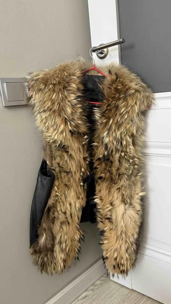 Кожаная жилетка с натуральным лисьим мехом