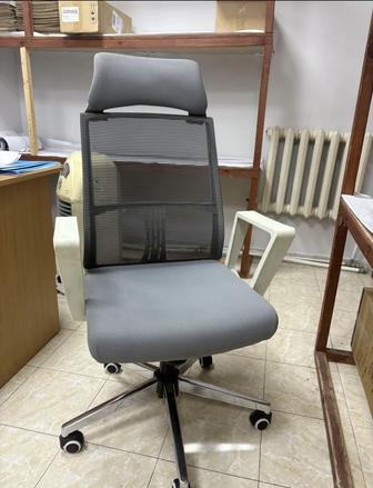 Офисное кресло