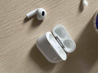 Кейс от air pods 3 и левый наушник