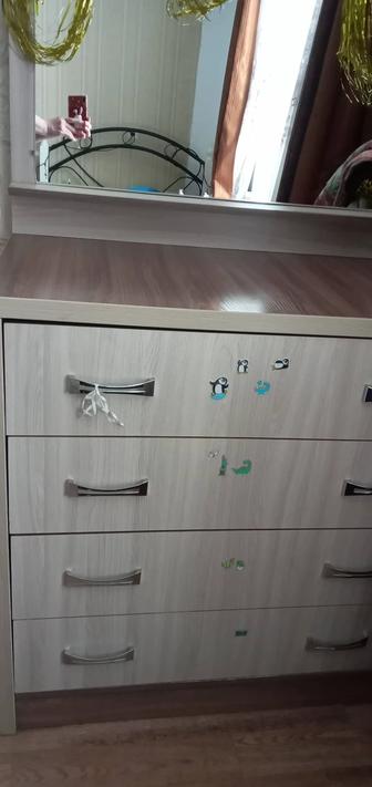 Комод деревянный.