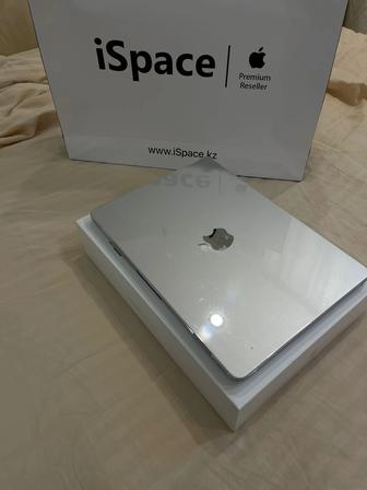 Продам Apple MacBook Air 13 2022 13.6 / 8 Гб / SSD 256