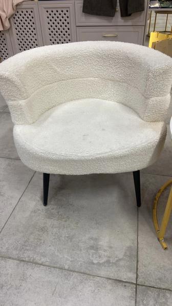 продается пуфики,кресла,столы для магазинов по 5 тыс