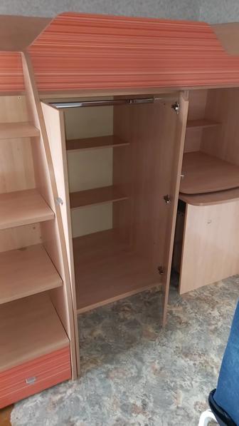 Продам детскую кровать в комплекте со шкафчиком и столиком