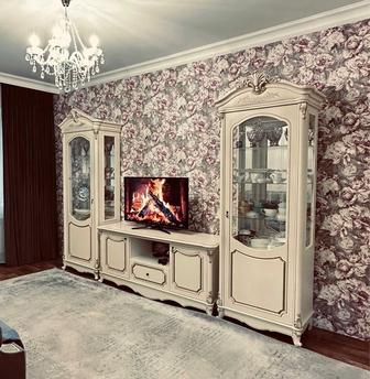 Продам гарнитур (витрины и тумба)