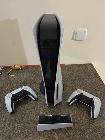 Продается PlayStation 5 (дисковая версия) полный комплект, плюс аксессуары