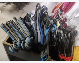 Вешалки возле Меги