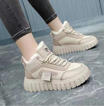 Продам зимние женские кроссовки