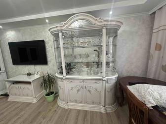 Витрина в комплекте 1) шкаф стеллаж 2) комод 3) шкаф длинный