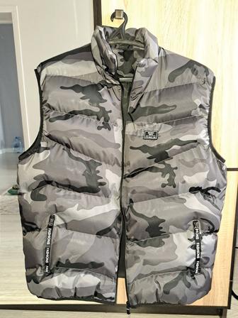 Продаётся новая мужская куртка жилетка.