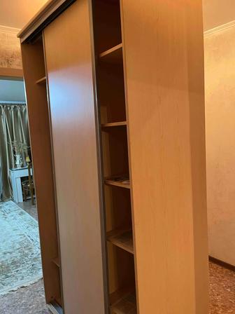 Шкаф-купе с зеркалом в отличном состоянии