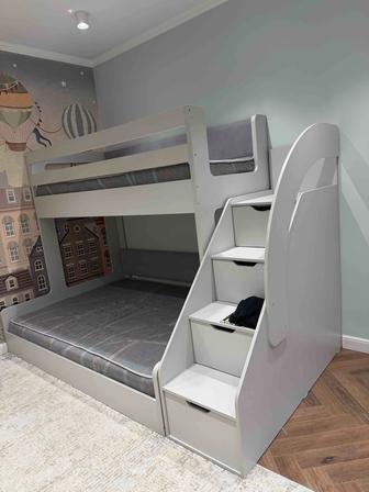 Продам двухъярусную кровать и письменный стол. В отличном состоянии