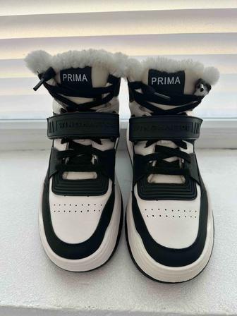 Продаю зимние женские кроссовки