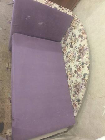 Продается детский диванчик , раскладывается и можно и подростку спать .