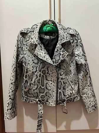 Кожаная куртка косуха со змеиным принтом