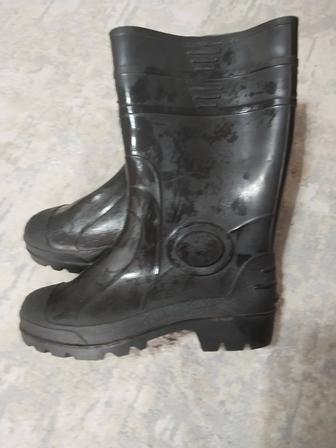 Продаю резиновые сапоги хорошие качества черного цвета размер 41 42 43