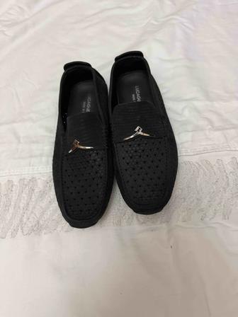 черные мужские мокасины с перфорацией и металлическим декоративным элементо