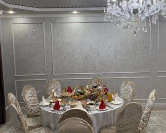 Продается стол стульями и посудой.