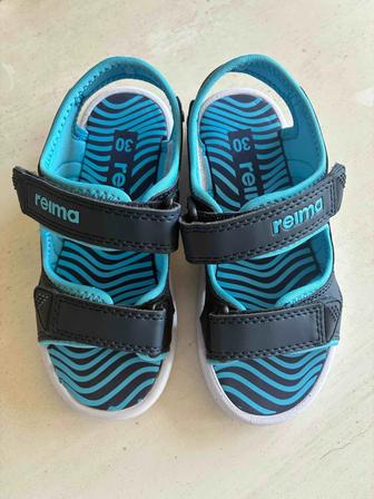 Продам новые сандали reima