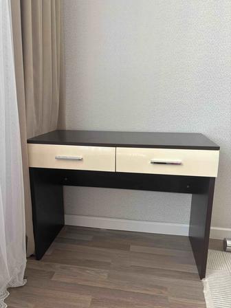 Туалетный столик и две тумбы