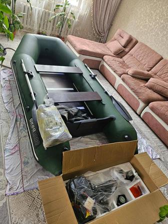 Продам гребно моторную лодку с мотором (Аква 2900)