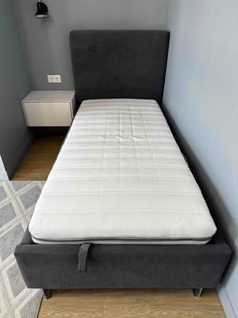 Продам кровать с матрасом икеа