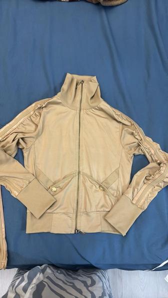 Продам костюм спортивный женский , состояние хорошее . Цвет золотистый .