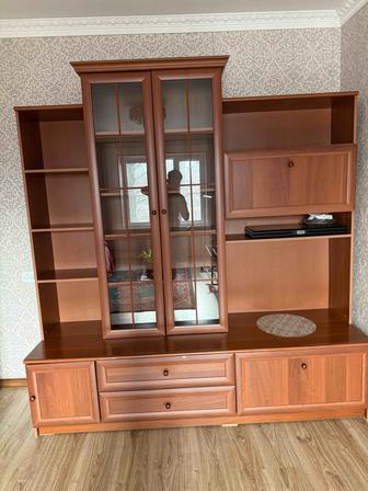 Продам комплект гостиной мебели - шкаф сервант и вещевой шкаф