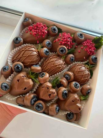 Микс из фиников и клубники в шоколаде