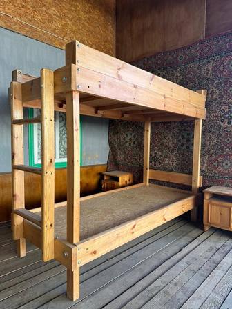 Продам кровать двухъяруснаю с прикроватнюными тумбачками
