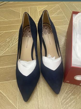 Туфли новые, на шпильке. Размер 38. Цвет темно синий. Под замшу. Коробка