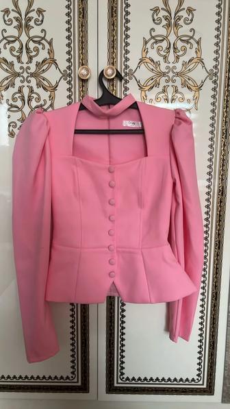 Женская одежда (розовая кофта)