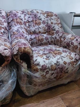 Диван и два кресла.