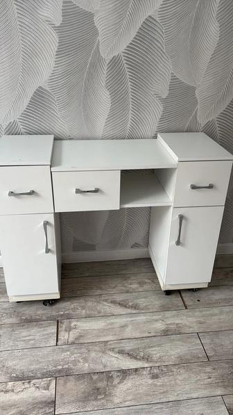 Продам стол белый