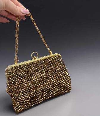 Элегантная двуспальная кровать в классическом стиле с мягким изголовьем и к