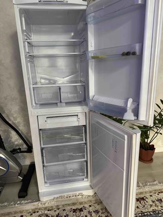 Продам б/у холодильник Indesit