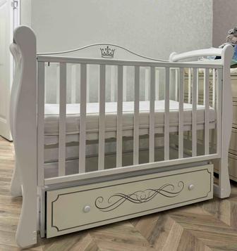 Детская кровать белая с короной с механизмом укачивания.