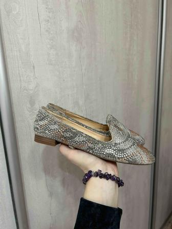 женские туфель-лоферы серебристого цвета, украшенных стразами.