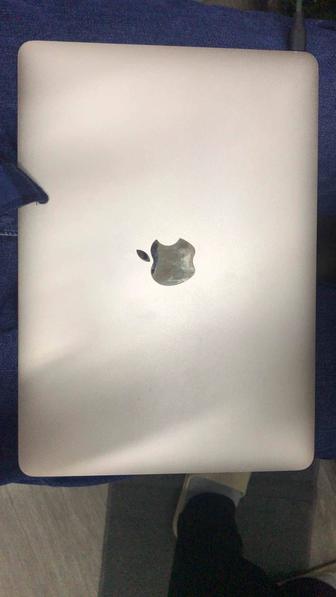 Продам MacBook Air 2017 года