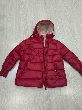Красная куртка moncler