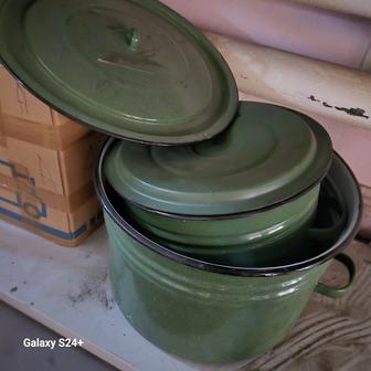 2 большие кастрюли эмалированные б/у в идеальном состоянии