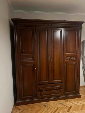Классический деревянный шкаф с резьбой вместительный